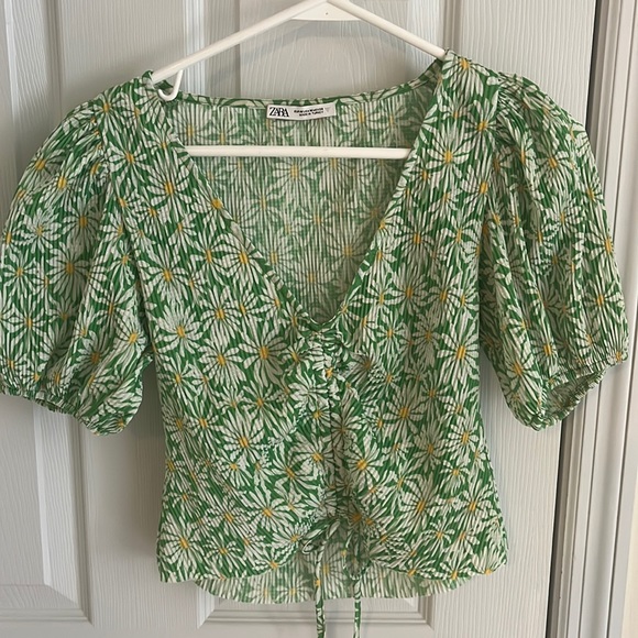 Zara Tops Zara Green Floral Top Poshmark